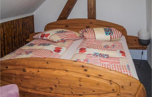 una cama de madera con 2 almohadas encima en Amazing Home In Mirow- Ot Qualzow With Wifi, en Qualzow