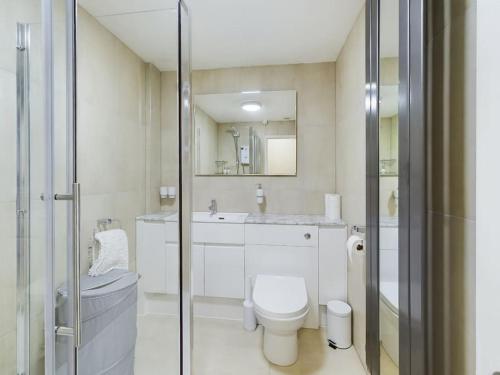 Koupelna v ubytování Luxury accommodation by Our Home Short Stays with free parking fast wifi and TVs in every room ideal for contractors and families