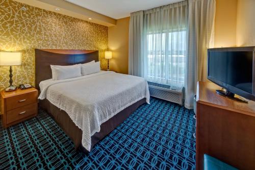um quarto de hotel com uma cama e uma televisão de ecrã plano em Fairfield Inn and Suites by Marriott Weatherford em Weatherford