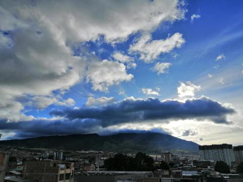 a view of a mountain under a cloudy sky at HOTEL LA 7MA AZUL in Pasto