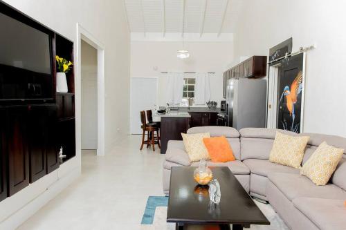uma sala de estar com um sofá e uma mesa em Modern & Spacious 2-BDRM/ Gated/Near Ocho Rios em Boscobel