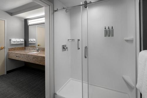 uma casa de banho com um chuveiro e um lavatório. em Courtyard Los Angeles Burbank Airport em Burbank