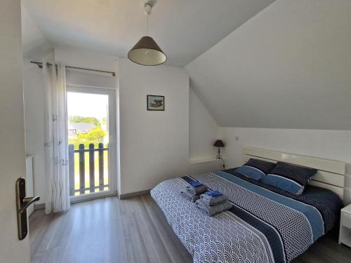 une chambre avec deux lits et un balcon dans l'établissement Holiday Home near Cap Frehel Emerald Coast, à Plévenon