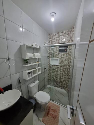 een badkamer met een douche, een toilet en een wastafel bij kitnet encantadora no centro de Campina Grande -PB - APT 302 in Campina Grande