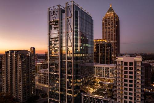 een uitzicht op de skyline van de stad met hoge gebouwen bij Epicurean Atlanta, Autograph Collection in Atlanta