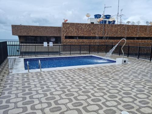 uma piscina com uma fonte no topo de um edifício em Excelente apartamento na praia de ponta verde em Maceió