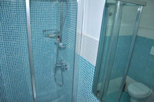 Ett badrum på Hotel Perla Dello Ionio
