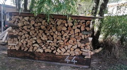 Φωτογραφία από το άλμπουμ του Hot Spa Log Fire Up to 16 Guests σε Rotorua
