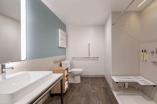 een witte badkamer met een wastafel en een toilet bij Element Salt Lake City Downtown in Salt Lake City