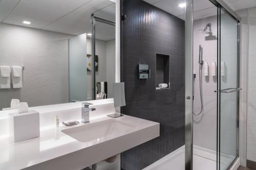 ein Bad mit einem Waschbecken und einer Dusche in der Unterkunft Miami Marriott Dadeland in Miami