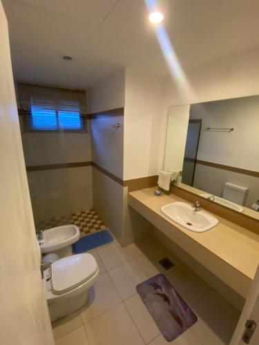 a bathroom with a toilet and a sink and a mirror at Departamento amoblado en condominio cerrado! Un lugar ideal para instalarse! in San Lorenzo
