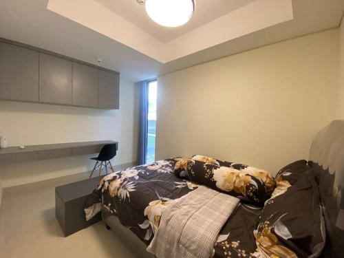 een slaapkamer met een bed en een tafel. bij Apartemen pollux habibie in Kangboi