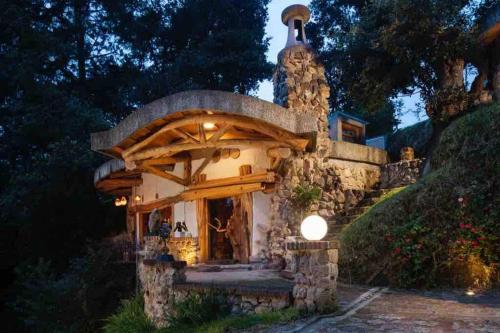 una piccola casa con un edificio in pietra con cupola di Casa Arte a Chimaltenango