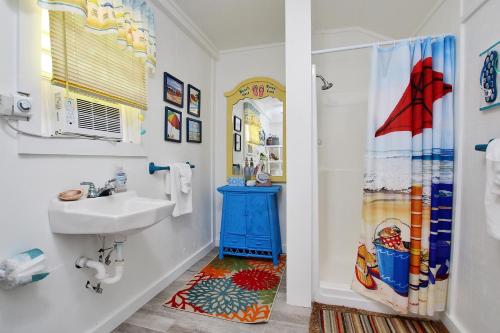 ein Badezimmer mit Waschbecken und Duschvorhang in der Unterkunft Dream Catcher in Gulf Shores