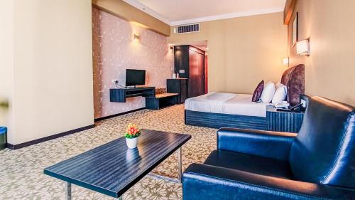 TV a/nebo společenská místnost v ubytování New York Hotel