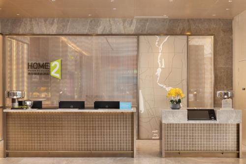 eine Lobby mit zwei Laptops auf einer Theke in der Unterkunft Home2 Suites by Hilton Beijing Shunyi in Shunyi