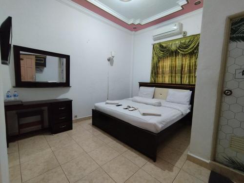 um quarto com uma cama, um lavatório e um espelho em SPOT ON 92695 My Kost Syariah 