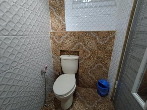 uma pequena casa de banho com WC num quarto em SPOT ON 92695 My Kost Syariah 