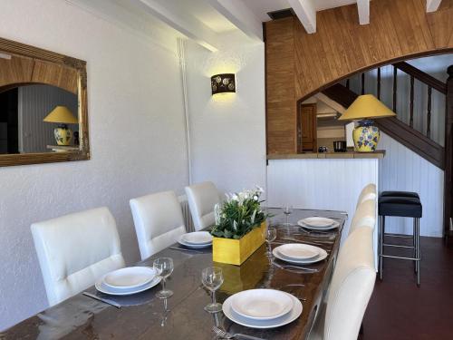 Photo de la galerie de l'établissement Gîte nature avec jardin, animaux OK, proche activités, Wi-Fi - FR-1-489-458, à Laprugne