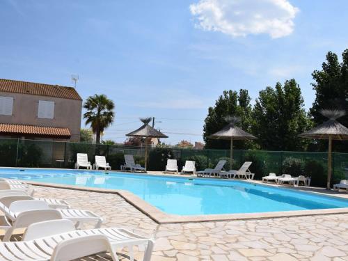 Maison Duplex avec Piscine et Proche Plage, Parking Inclus - FR-1-387-197
