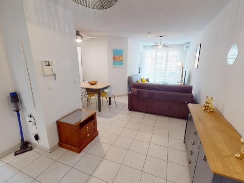 un salon avec un canapé et une table dans l'établissement Charmant 2P Climatisé en Centre-Ville avec Terrasse et Parking Privé - FR-1-196-336, à Menton