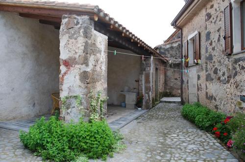 an alley with a building with a toilet in it at Bed & Breakfast Casa Pisanu in Narbolia