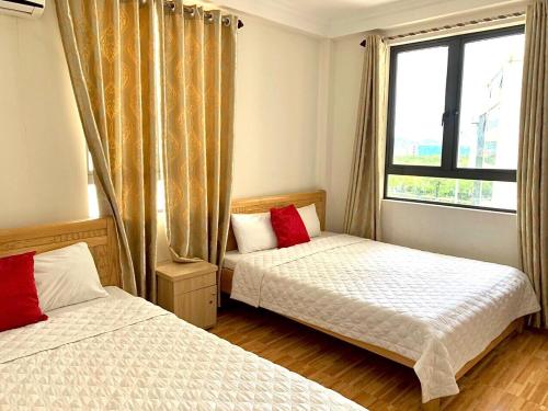 下龍灣的住宿－瓊苑酒店，一间卧室设有两张床和窗户。