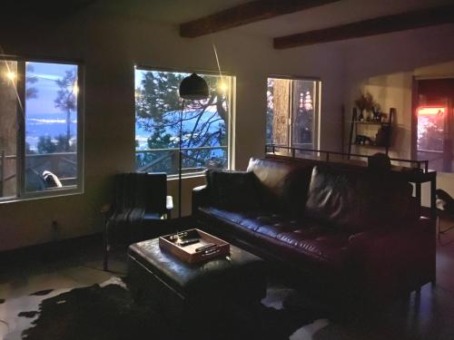 Χώρος καθιστικού στο The Inspo Cabin with Stunning View