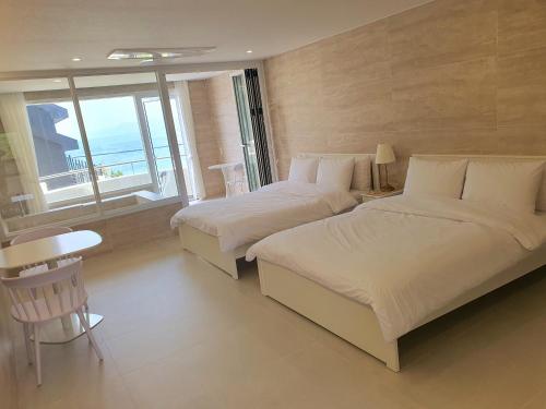 Ένα ή περισσότερα κρεβάτια σε δωμάτιο στο White Castle Pension
