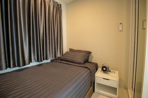 Ένα ή περισσότερα κρεβάτια σε δωμάτιο στο Mantra Beach Condominium Suite 2 - Mae Phim