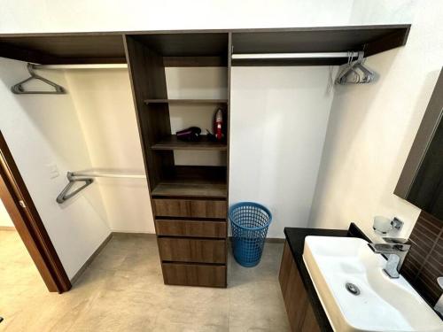 baño con lavabo y lavabo blanco en Modern Beautiful Condo en Mezcales