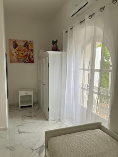 a white room with a bed and a window at Da Tea in San Teodoro