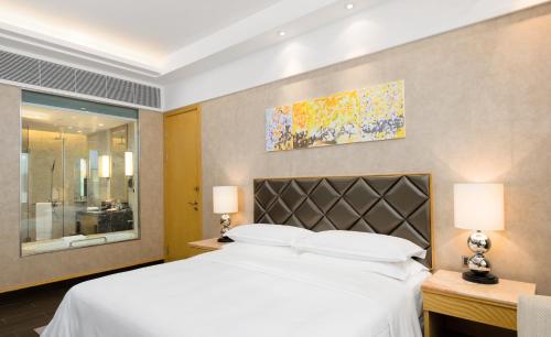 Una cama o camas en una habitación de Four Points by Sheraton Hainan, Sanya