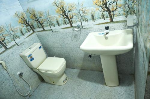 La salle de bains est pourvue de toilettes et d'un lavabo. dans l'établissement Vindiw Holiday Resort, à Anurâdhapura