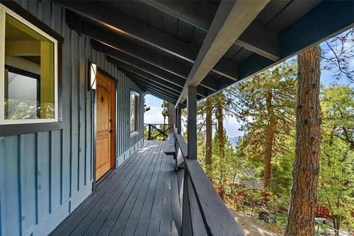 Μπαλκόνι ή βεράντα στο The Inspo Cabin with Stunning View