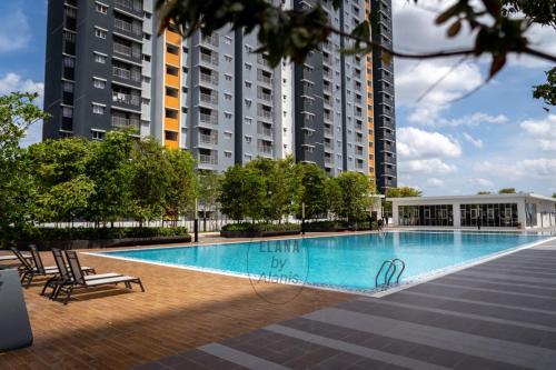 una piscina vuota di fronte a un edificio alto di Elana by Alanis Free Wifi and Netflix a Sepang