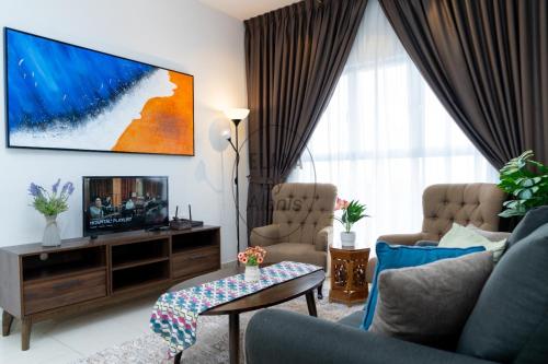 un soggiorno con divano e TV di Elana by Alanis Free Wifi and Netflix a Sepang
