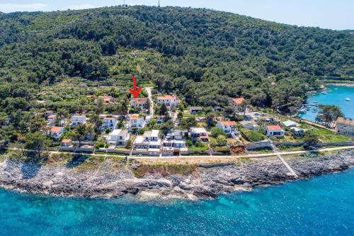 eine Luftaufnahme einer kleinen Insel im Wasser in der Unterkunft Valdarke Sea View Apartment - Happy Rentals in Mali Lošinj