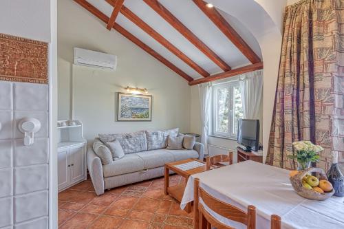 ein Wohnzimmer mit Sofa und Tisch in der Unterkunft Valdarke Sea View Apartment - Happy Rentals in Mali Lošinj