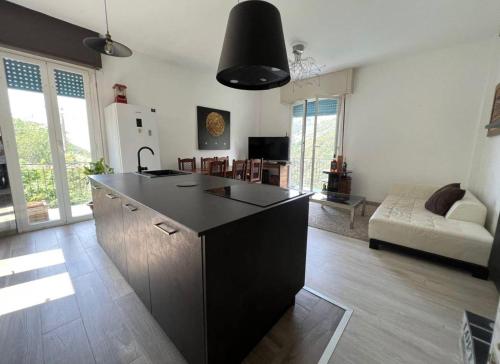 een keuken met een zwart eiland in de woonkamer bij HOME GREEN in San Bernardo
