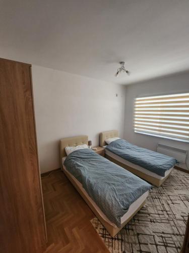 - 2 lits dans une chambre avec fenêtre dans l'établissement Villa Sarajevo 5, à Sarajevo