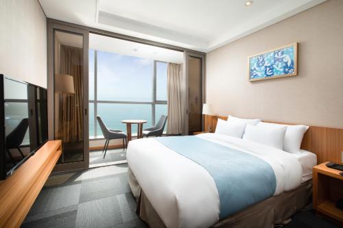 保寧的住宿－Hotel solaire，酒店客房设有一张床和一个大窗户