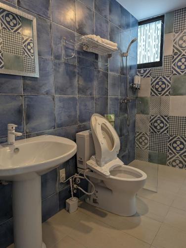 a bathroom with a toilet and a sink at Agape Homestay in Magong