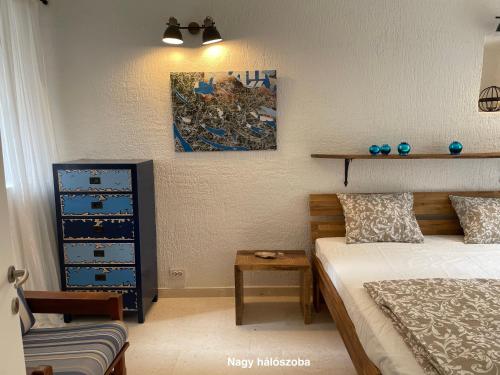 um quarto com uma cama e uma cómoda em Murter-Sun Stone House em Murter