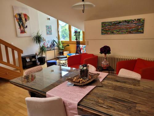 - un salon avec une table et des chaises rouges dans l'établissement green hill, à Bad Kleinkirchheim
