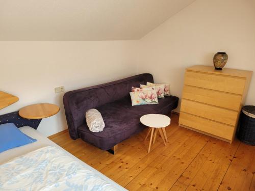 - un salon avec un canapé violet et une table dans l'établissement green hill, à Bad Kleinkirchheim