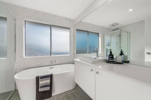 Beachside Bliss tesisinde bir banyo