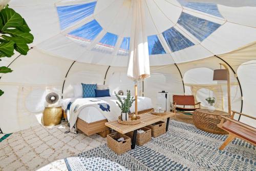 um quarto com uma cama numa tenda em Ingenia Holidays Byron Bay em Byron Bay