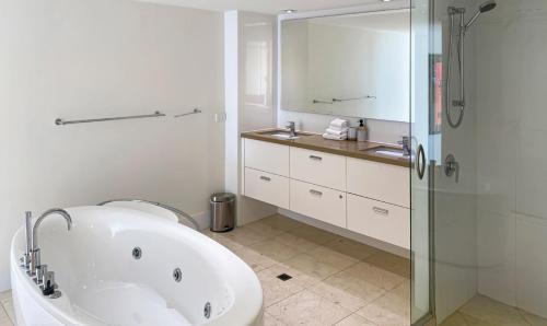 Ένα μπάνιο στο Little Cove Court - Apt 9