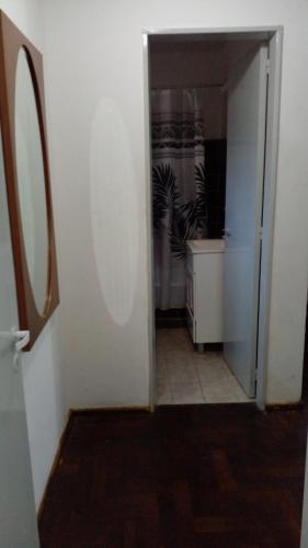 un pasillo con una puerta abierta a una habitación en Thot Aparts en Rosario